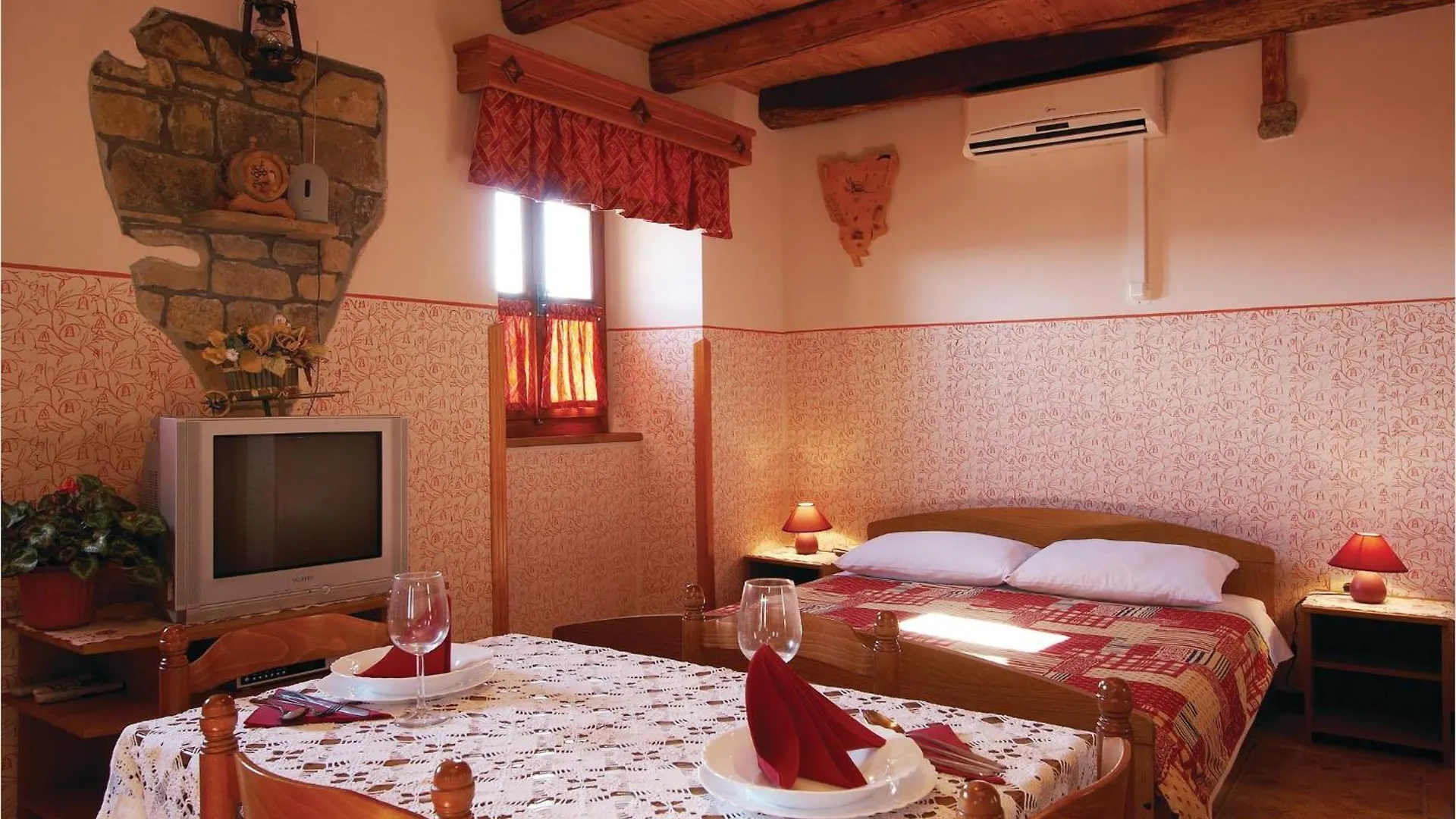 3 Bedroom Stunning Home In Frki Juradi Holiday home